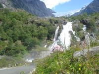 Briksdalbreen und Wasserfall