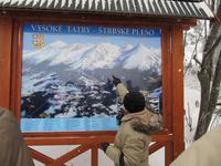 Helena zeigt die Gipfel rund um Strbske Pleso