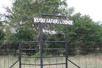 Einfahrt zur Kubu Safari Lodge