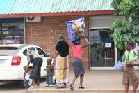 Einkäufe werden nach Hause getragen