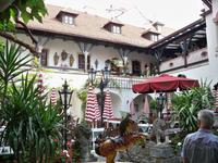 im romantischen Innenhof des Gasthauses
