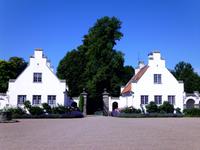 Schloßhof-Ausgang zum Park