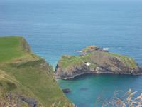 Blick zur Carrick-Hängebrücke