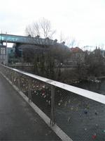 055 BrÜcke mit Liebesschlössern, Kunsthaus Graz