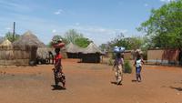 junge Frauen im sambischen Dorf