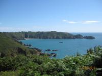 Auf einem Küstenpfad auf Guernsey