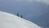 Schnee-Kletterer am Mont Blanc