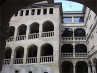 Im Hof des Genfer Rathauses