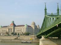 das Gellertbad mit der Franz-Josef-Brücke