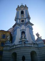 weltberühmt wegen der blauen Schönheit des Kirchengebäudes