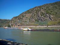 Reger Schiffsverkehr auf dem Rhein