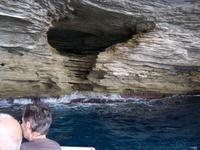 typische Felshöhlen an der Steilküste