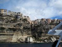  die weißen Häuser von Bonifacio- direkt an der Steilküste 