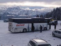 unser Bus vorm Bergpanorama