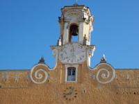 der Glockenturm mit Sonnenuhr