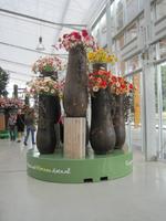 Blumen in Riesenvasen