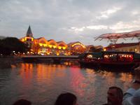 Singapur abends vom Boot aus