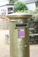 goldener Briefkasten auf Sark