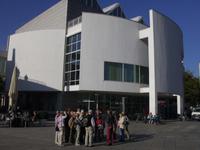 Vor dem neuen Stadthaus in Ulm