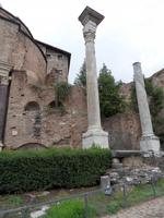 und die Säule hält