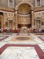 Das Regenwasser kann durch Löcher im Fußboden abfließen