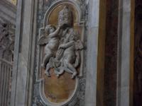 die päpstlichen Insignien sind überall zu finden