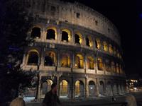Das Kollosseum bei Nacht - inklusive blauer Busbeleuchtung