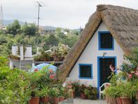 Gemütlich: Nur-Dach Haus und Terrasse