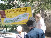 Erkan erklärt die Wanderung durch das Ihlara-Tal