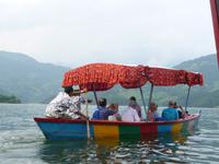 Bootsfahrt zum Begnas Lake Resort