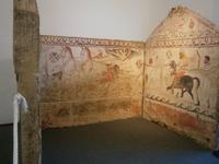 Grabplatten im Museum in Paestum