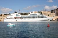 Kreuzfahrtschiff im Hafen von Valetta - Größenvergleich mit kleinem Boot