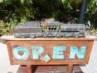 P1020334-Mittagessen in der Lake Louise Bahnstation