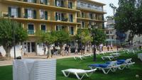 Liegewiese des Hotels in Roses an der Costa Brava