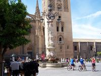 Vor der Giralda in Sevilla