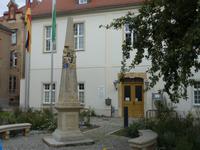 Postsäule in Radeburg vorm Schloss