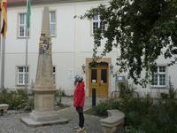 Postsäule vorm Schloß in Radeburg