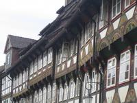 farbenfrohe Schnitzereien