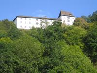Blick vom Weserufer auf Schloss Fürstenberg