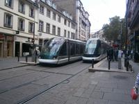 Moderne Straßenbahnen im Herzen der Stadt