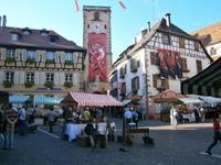 Trödelmarkt, auf dem Rathausplatz von Ribeauville