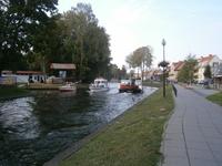 Schiffe auf dem Kanal begegnen sich