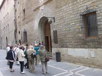 Vor der Pilgerherberge in Pamplona