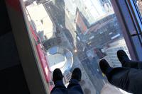 Blick durch den Glasboden im Calgary Tower