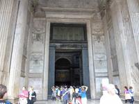 riesiges Eingangstor am Pantheon