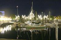 Innerer Hafen von Victoria mit beleuchtetem Parlament