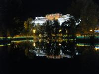 Der Potala Palast am Abend