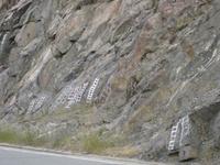 Felsen am Straßenrand