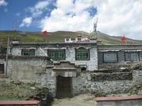 Wir fahren durch ein tibetisches Dorf