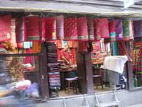 In der Altstadt von Kathmandu - Ein Geschäft für feinste Stoffe 